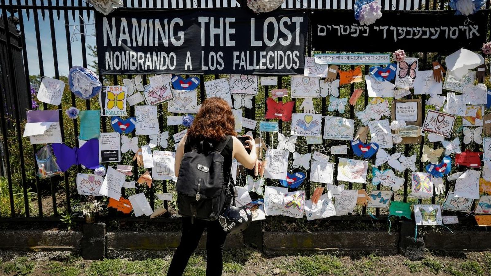 Una dona fotografia un memorial per les víctimes del coronavirus, aquest dimecres a Nova York