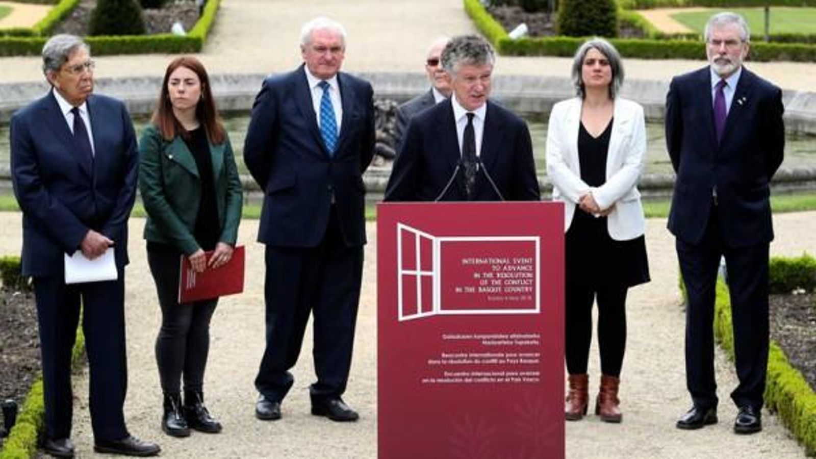 El britànic Jonathan Powell llig el comunicat que certifica la fi d'ETA durant l'acte celebrat a la localitat de Cambo-les-Bains