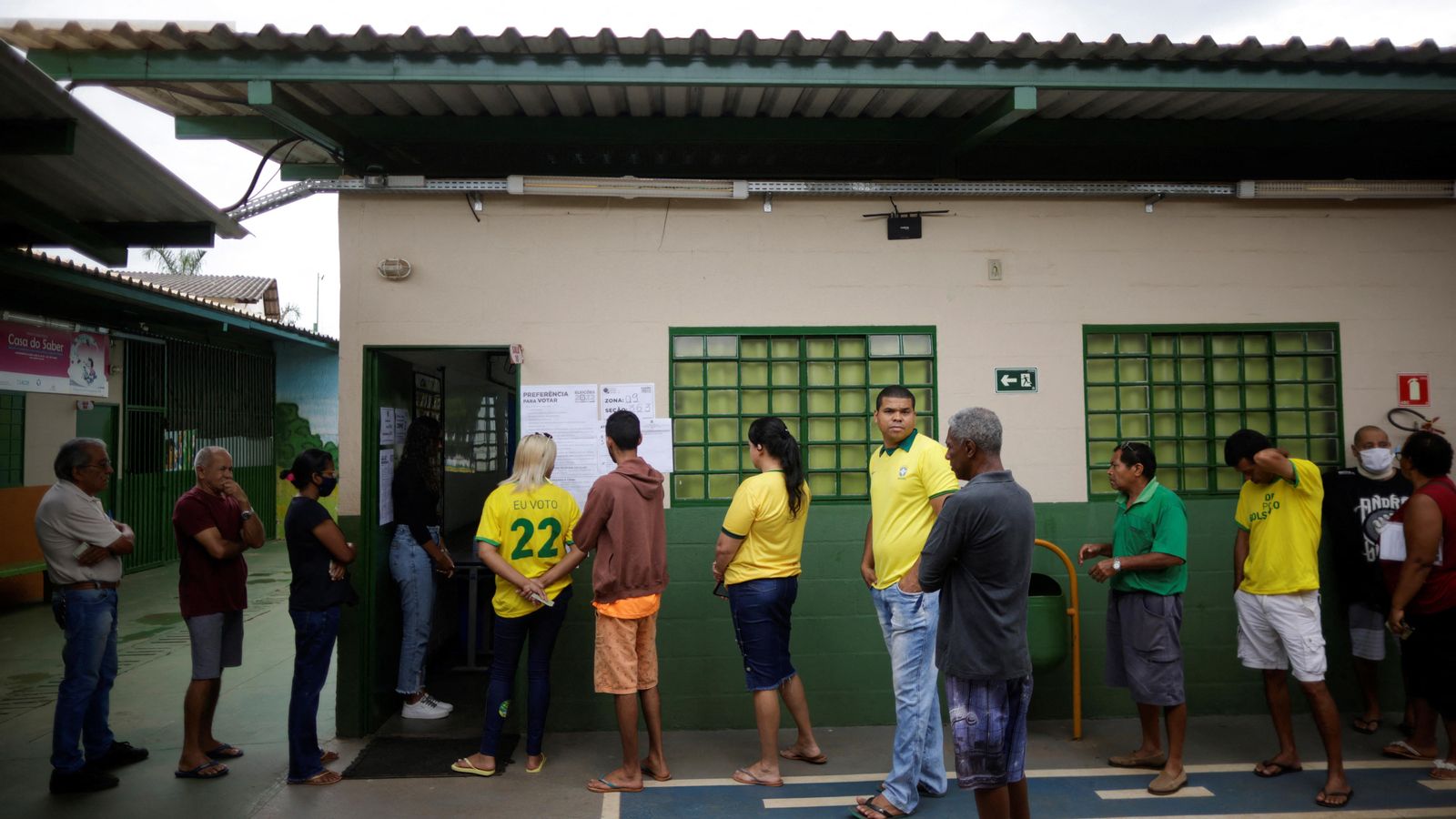 Una cua de votants a les portes d'un col·legi electoral
