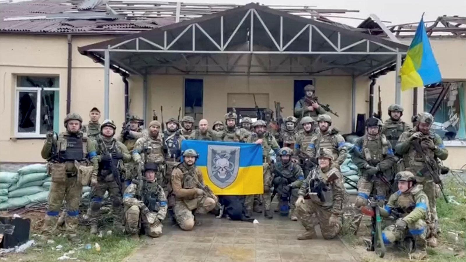 Les tropes ucraïneses celebren la recuperació de Hoptivka, una localitat pròxima a la frontera nord amb Rússia