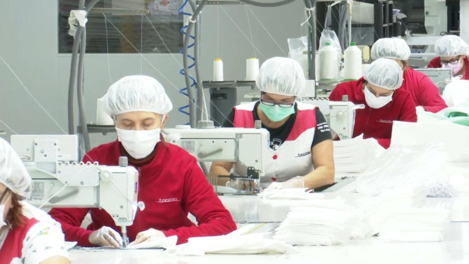 Treballadores d'una empresa d'Ontinyent que ha reconvertit la seua activitat i ara es dedica a la producció de material sanitari de protecció