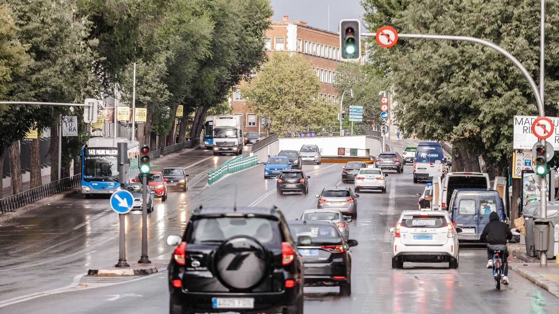 Vehicles circulant sota la pluja, el 2 de setembre, a Madrid Madrid Toledo, en alerta roja per fortes pluges
