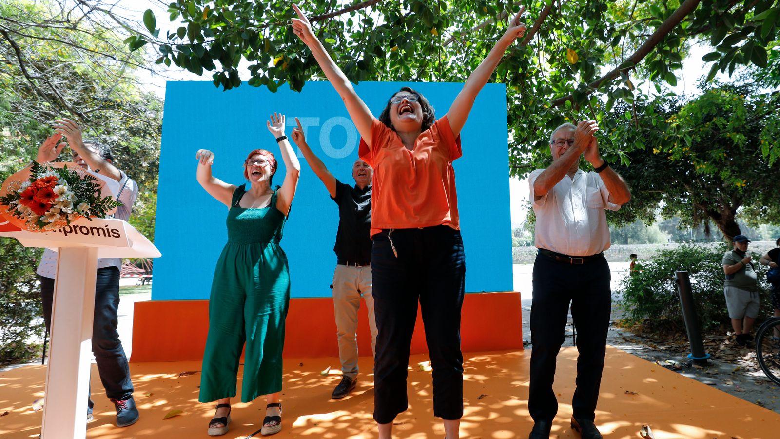Mónica Oltra i diversos càrrecs de Compromís ballen en l'acte de precampanya que va celebrar Compromís dissabte a València