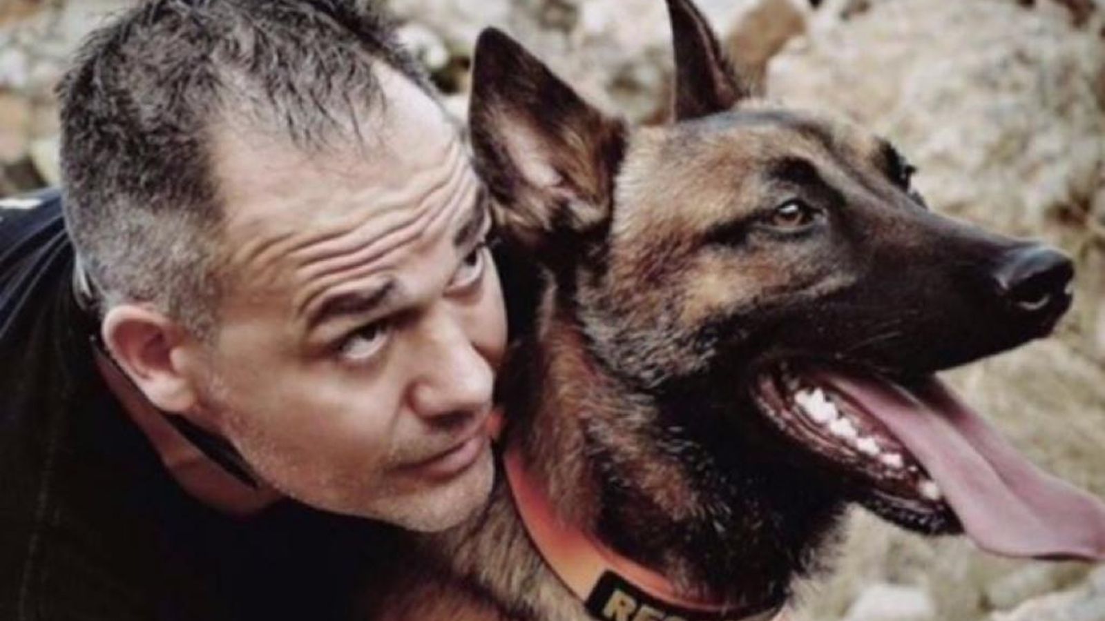 El portaveu de la ONG, Luis Caracena, amb la gossa Gass.