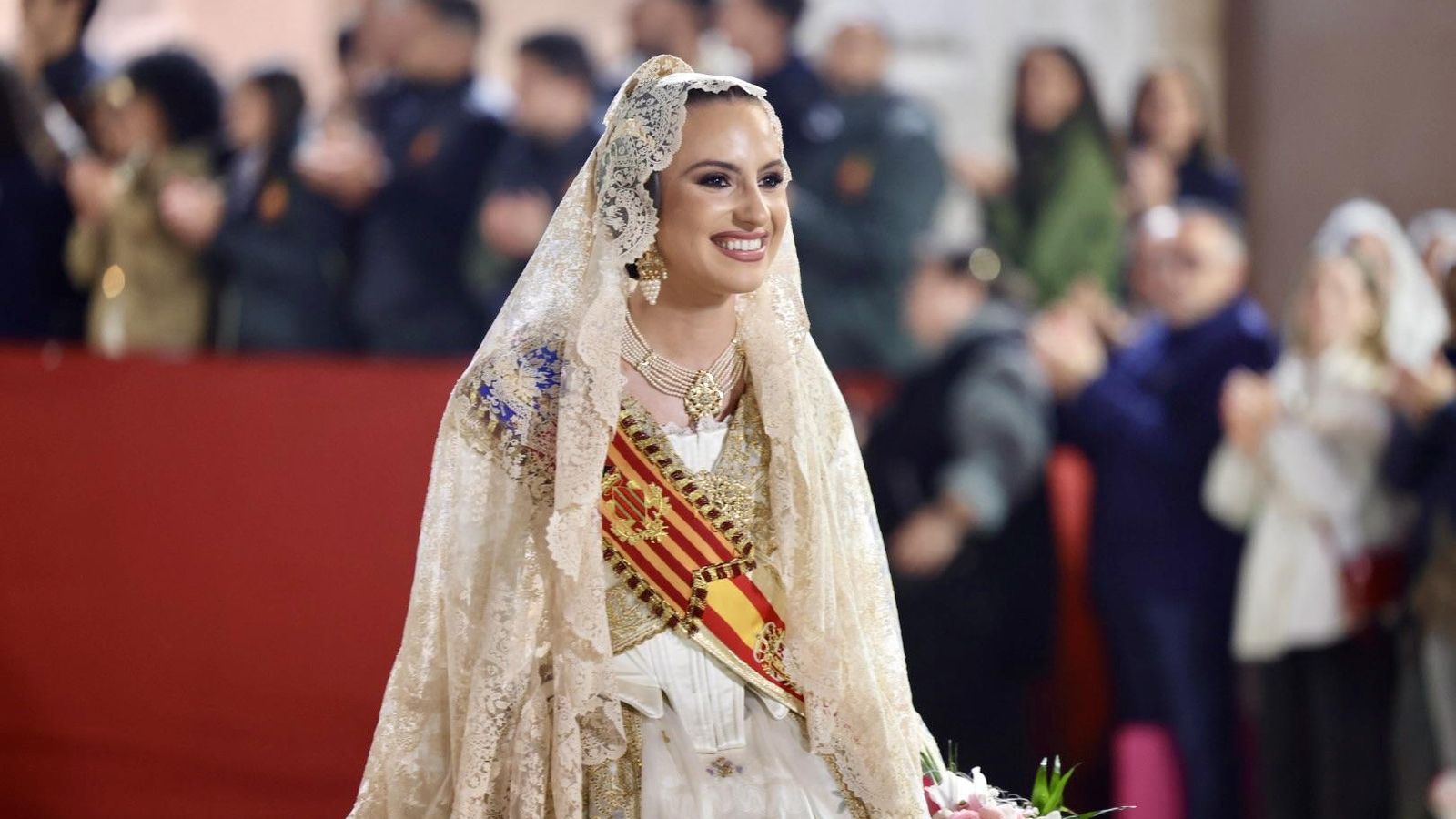 Maria Estela Arlandis ofrena a la Verge