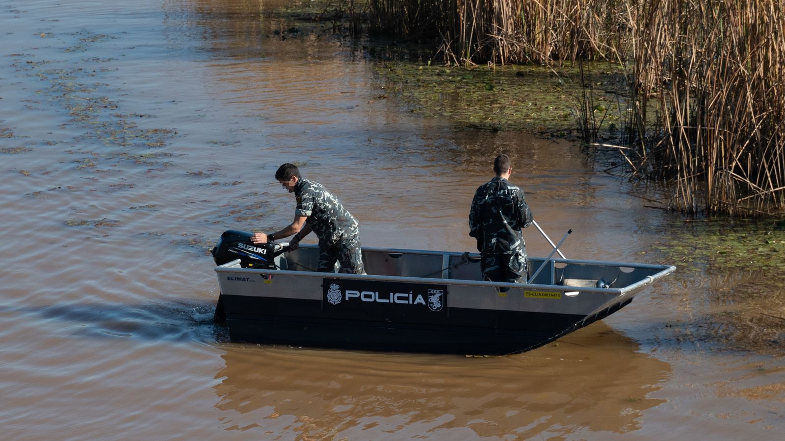Efectius de la policia en l'operatiu de recerca al riu Guadiana