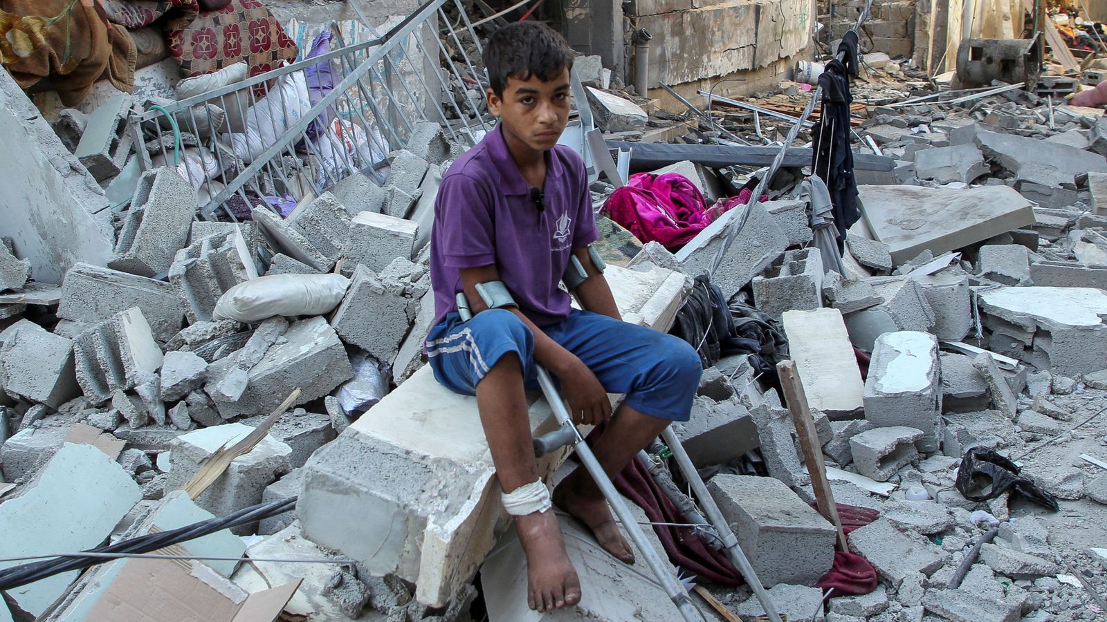 Un xiquet palestí, en mig de la destrucció, després d'un bombardeig sobre Rafah