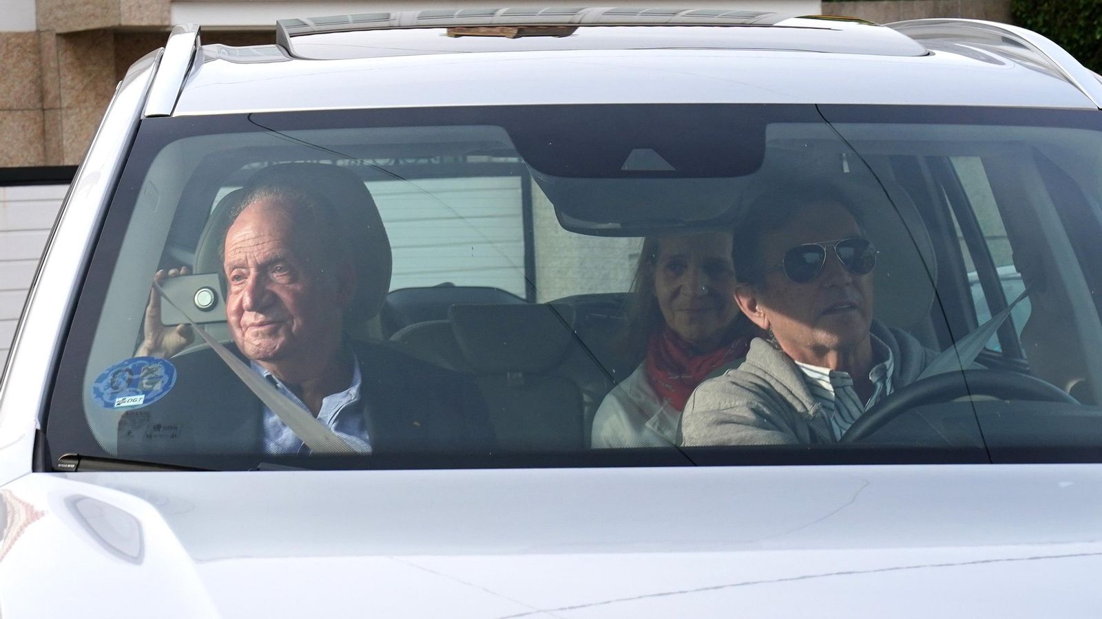 El rei emèrit Joan Carles I a la seua arribada a l'habitatge del seu amic, Pedro Campos, a 19 de maig de 2022, en Sanxenxo (Pontevedra). El Rei emèrit Joan Carles I a la seua arribada a l'habitatge del seu amic, Pedro Campos, a 19 de maig de 2022, en Sanxenxo, Pontevedra