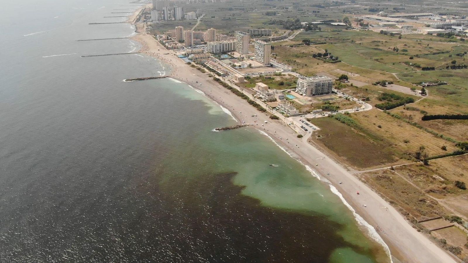 Imatge de la taca negra a les platges del Puig