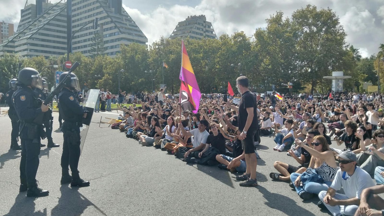 Els manifestants seuen al terra davant de la Policia