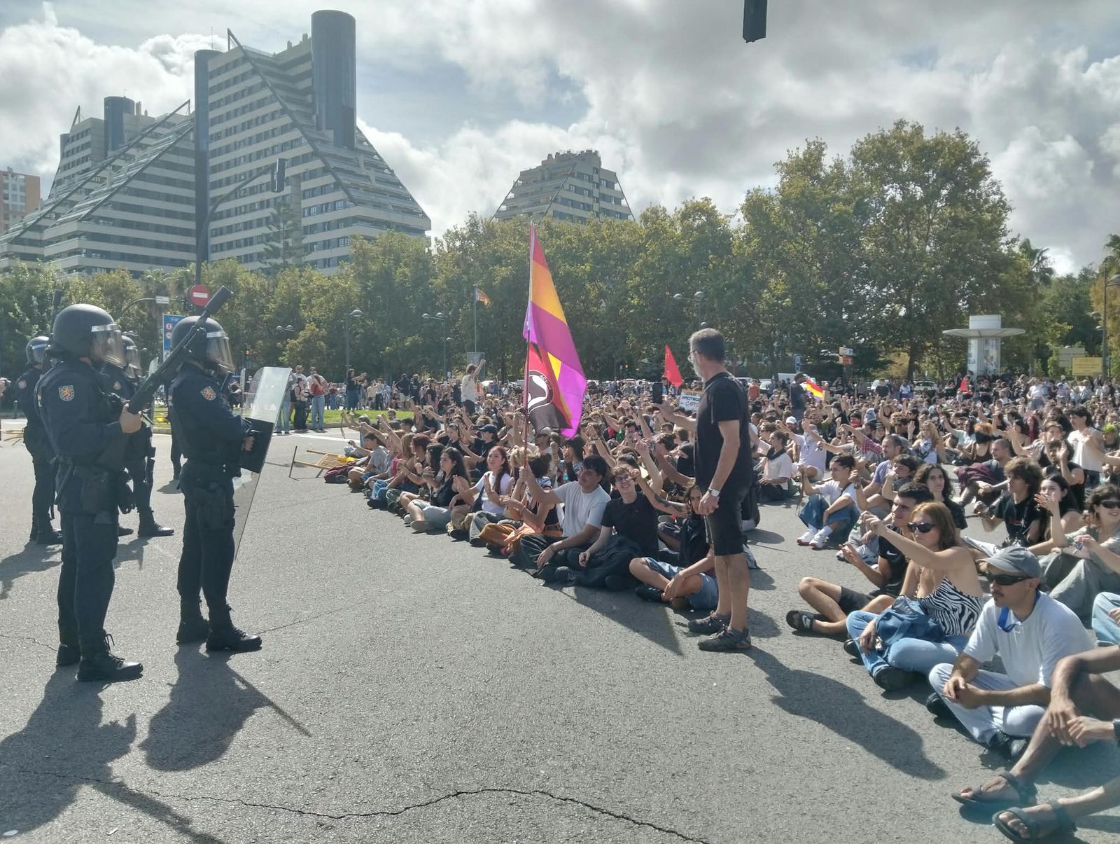 Els manifestants seuen al terra davant de la Policia