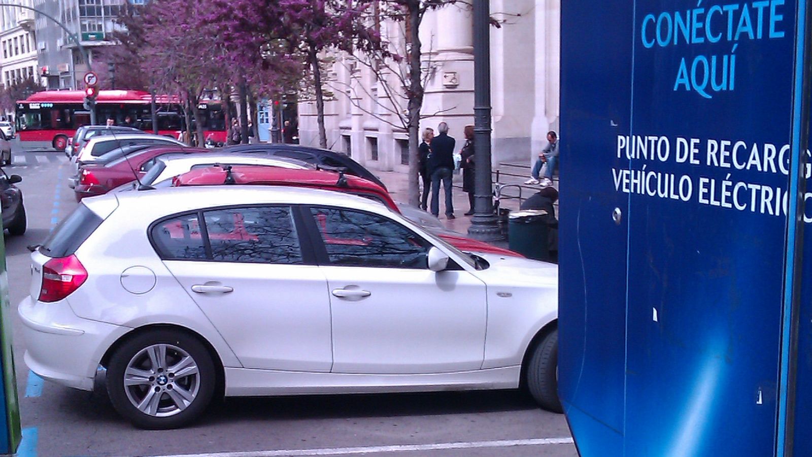 Punt de recàrrega de cotxes elèctrics a la Plaça de l'Ajuntament de València