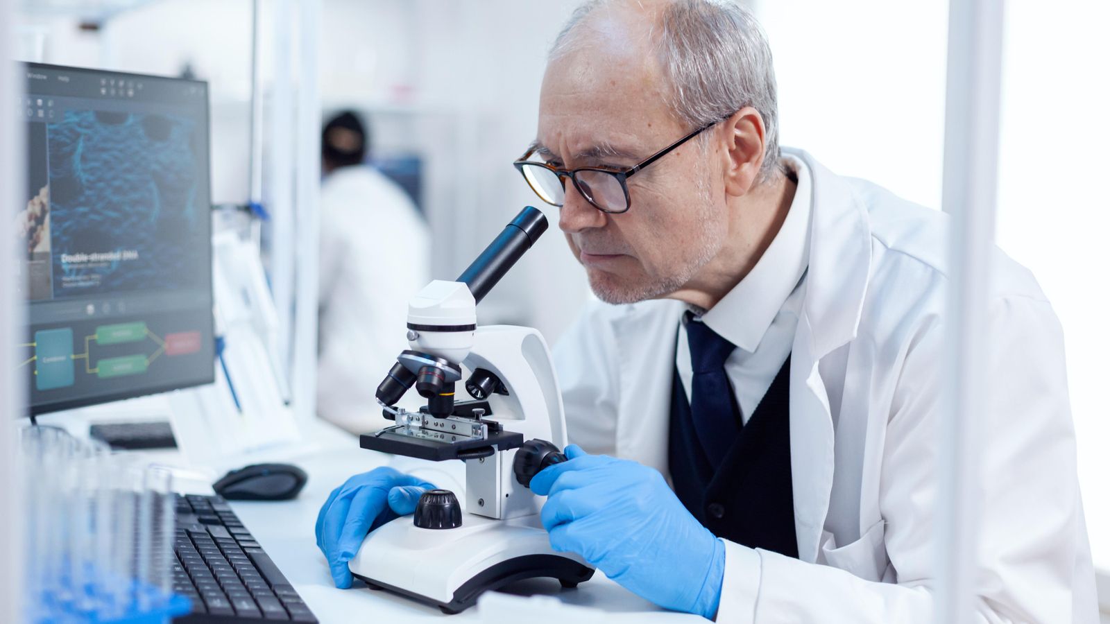 Imatge d'arxiu d'un investigador en un laboratori Ciència