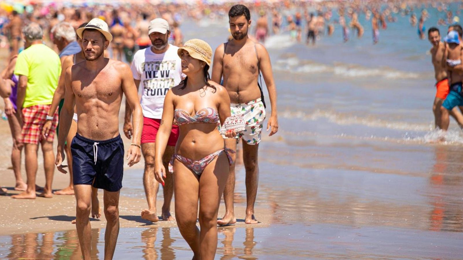 Banyistes a la platja de Cullera, en una imatge d'arxiu