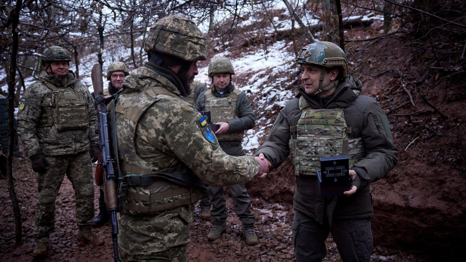 El president d'Ucraïna, Volodímir Zelenski, atorga premis als soldats de la línia fronterera a la regió de Donetsk El president d'Ucraïna, Volodymyr Zelenskiy, atorga premis als soldats de la línia fronterera a la regió de Donetsk,