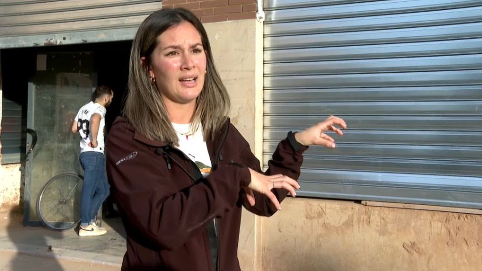 Noelia mostra com va ficar les mans per agarrar-se als forats de la persiana de la llibreria