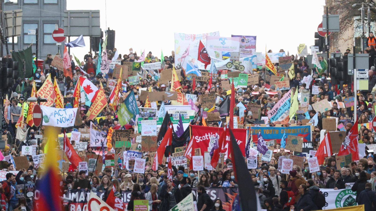 Manifestació de milers de joves de diversos moviments ecologistes a Glasgow
