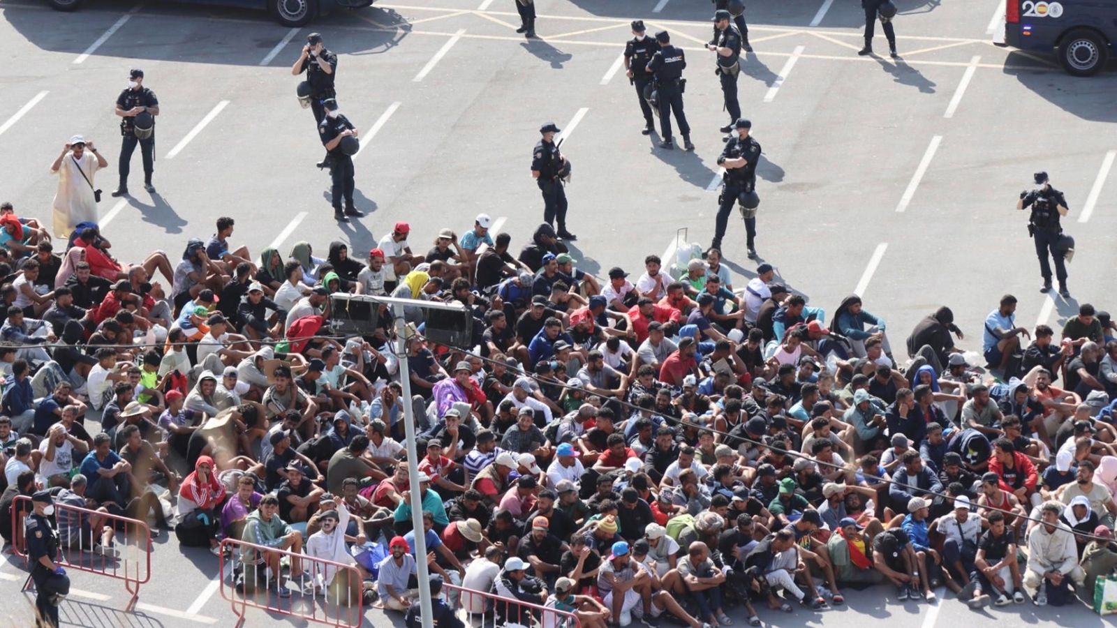 Centenars de migrants esperen este dijous a les portes dels recintes habilitats per a acollir-los, després d'haver-los traslladat des de les platges de Ceuta