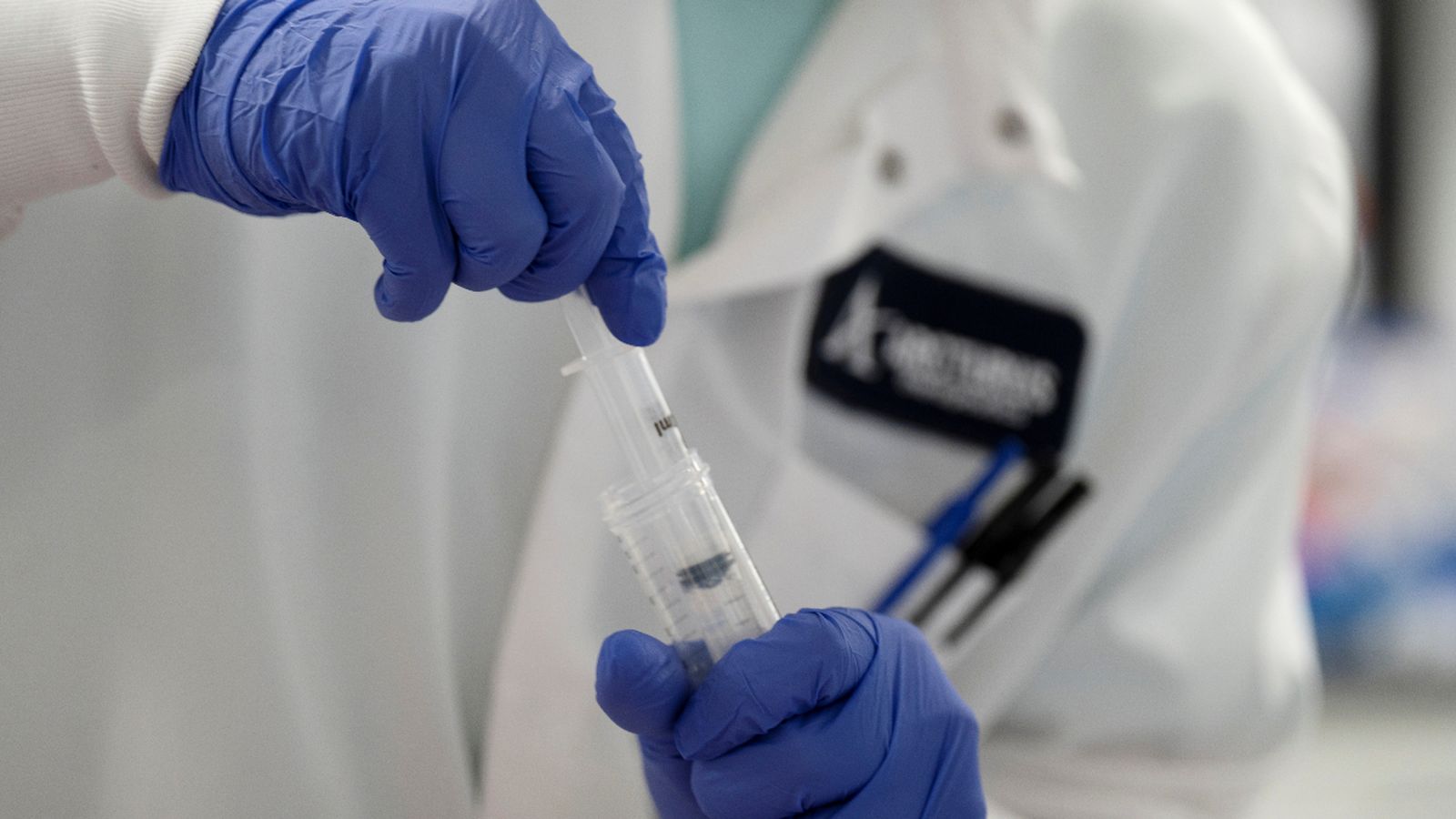 Un científic porta a les mans una vacuna per a la Covid-19