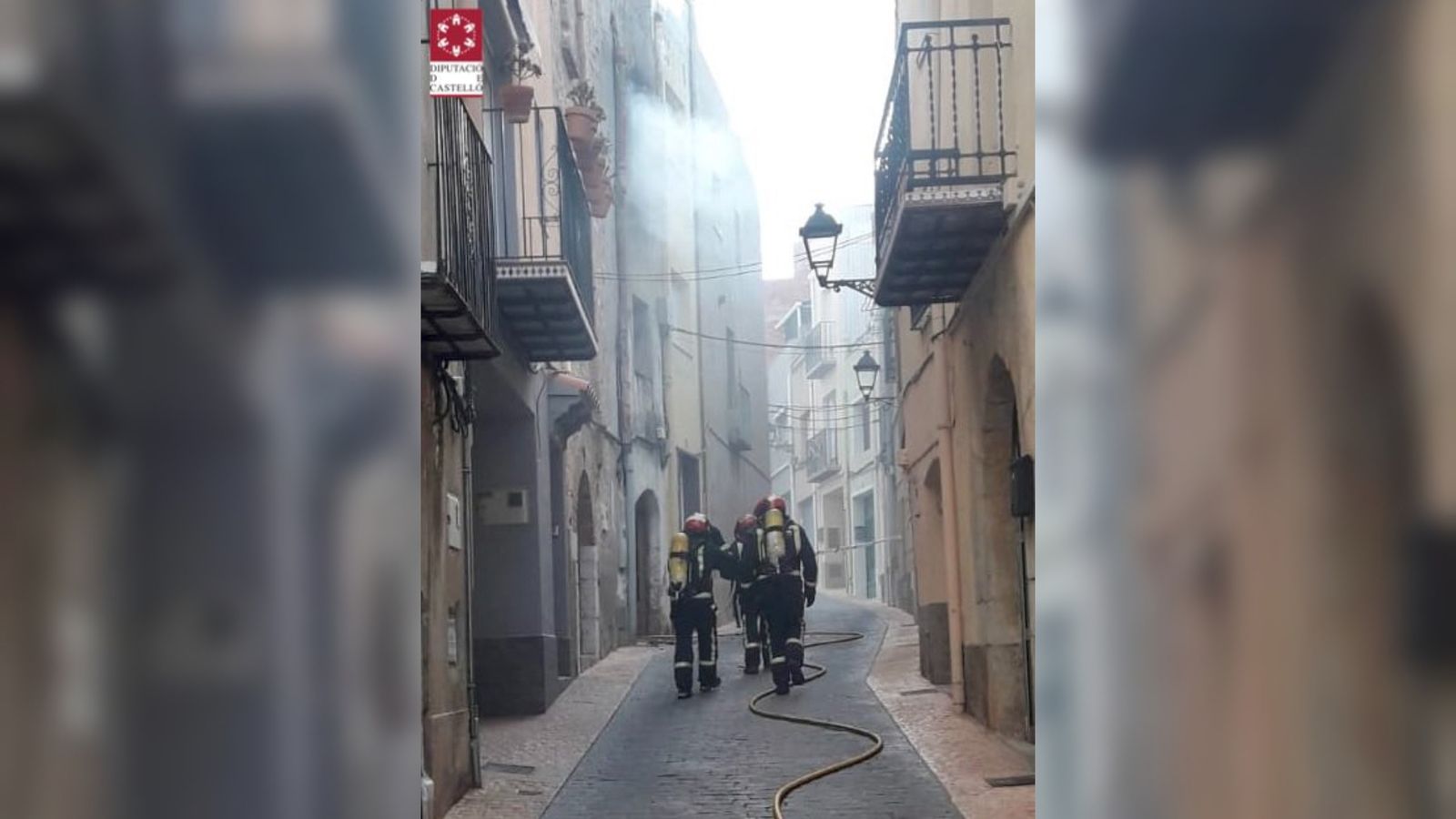 Efectius del Consorci Provincial de Bombers de Castelló treballant per extingir l'incendi