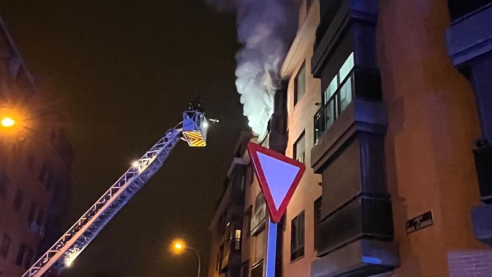 Un moment de la intervenció dels bombers en l'incendi