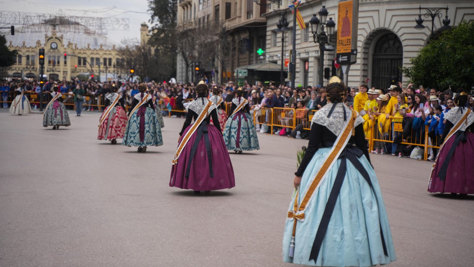 Falleres durant la mascletà del 8M