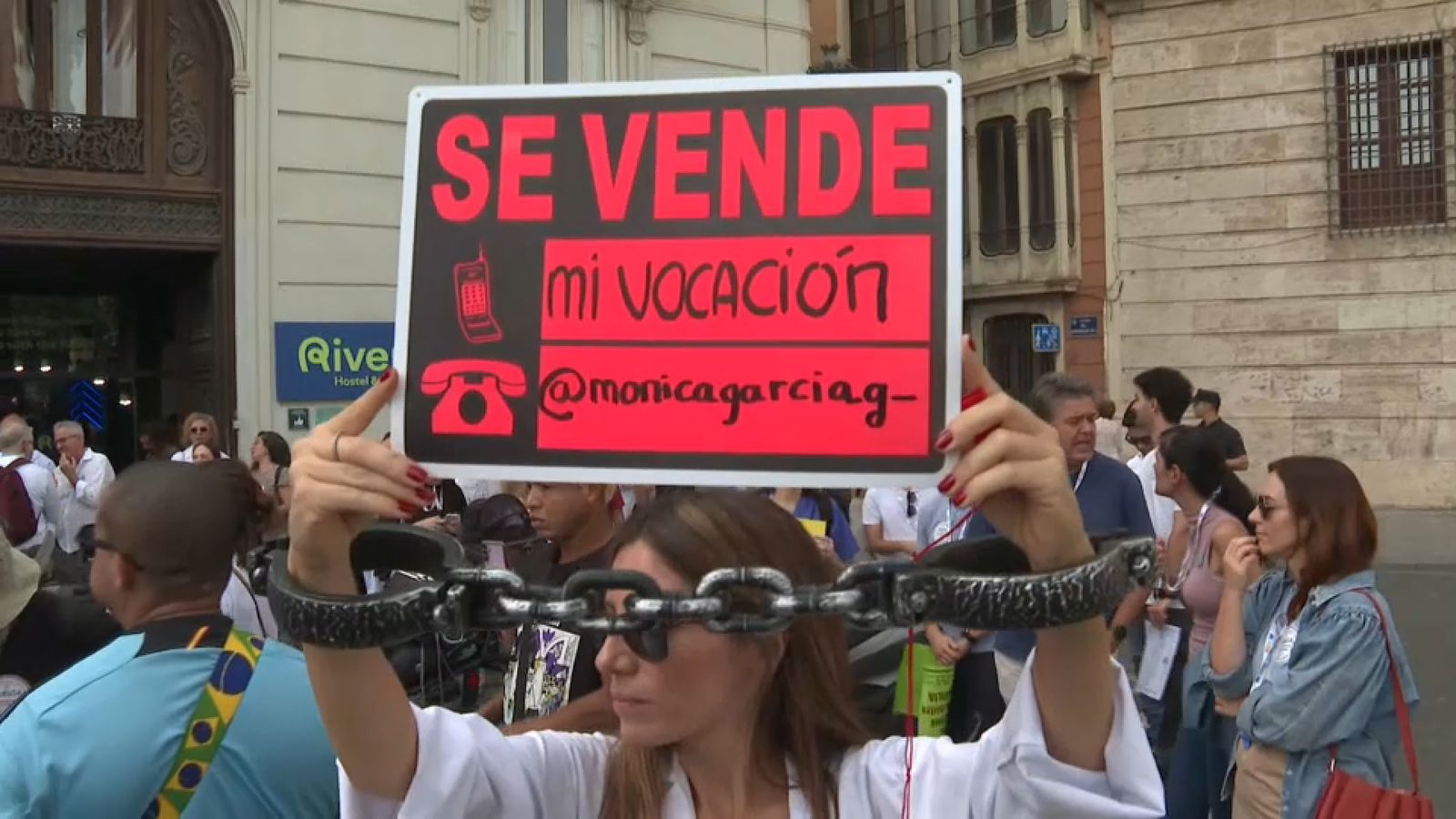 Un dels cartells que s'han vist en la concentració que han organitzats els metges este divendres a les portes de la Delegació del Govern a la Comunitat Valenciana