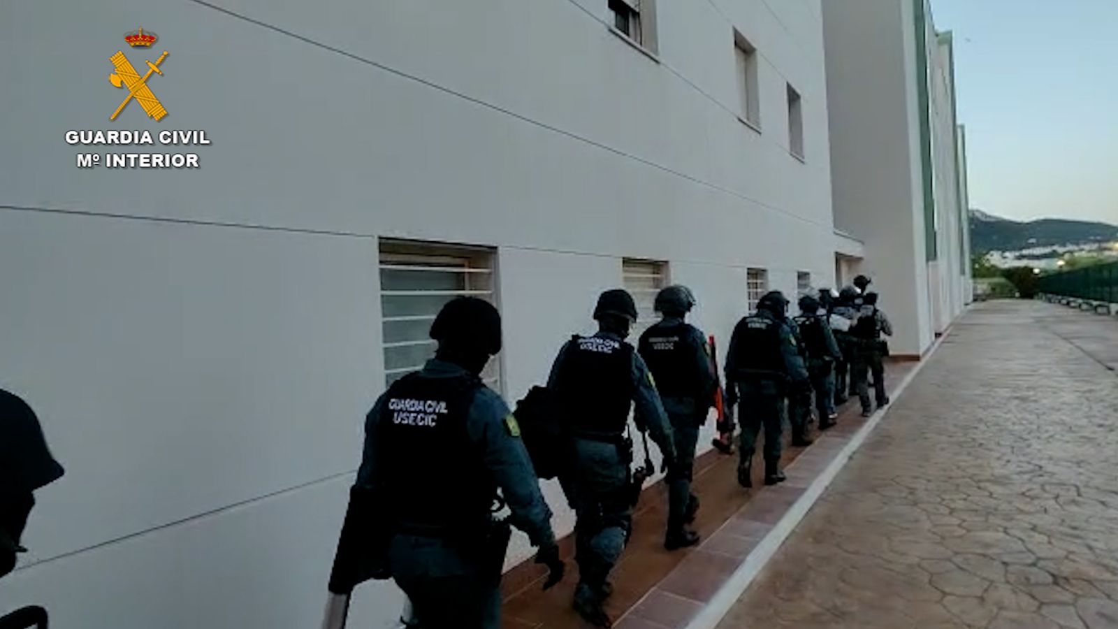 Els agents durant l'operació a Dénia i Ondara