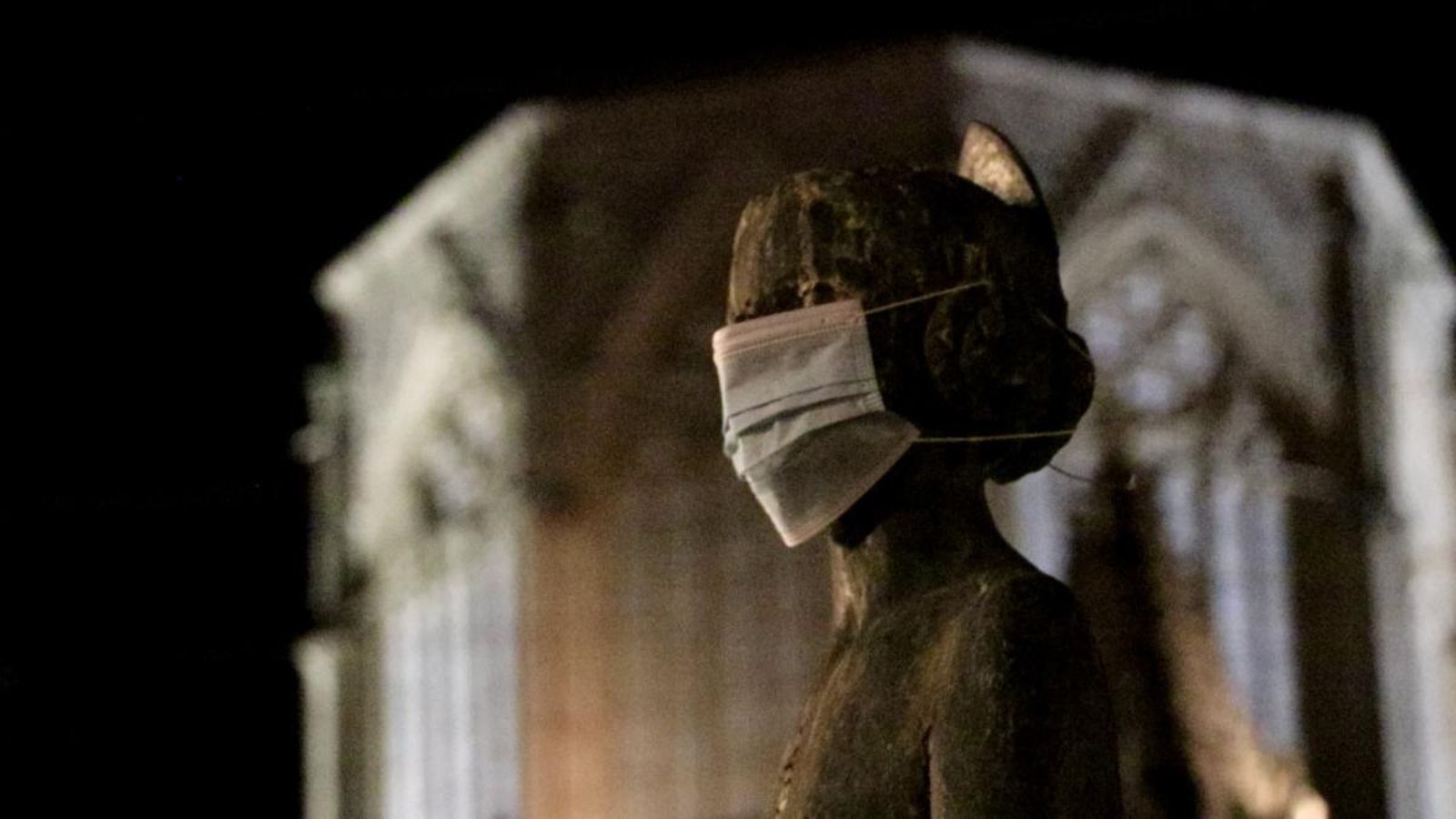 Imatge d'una estàtua amb mascareta a València