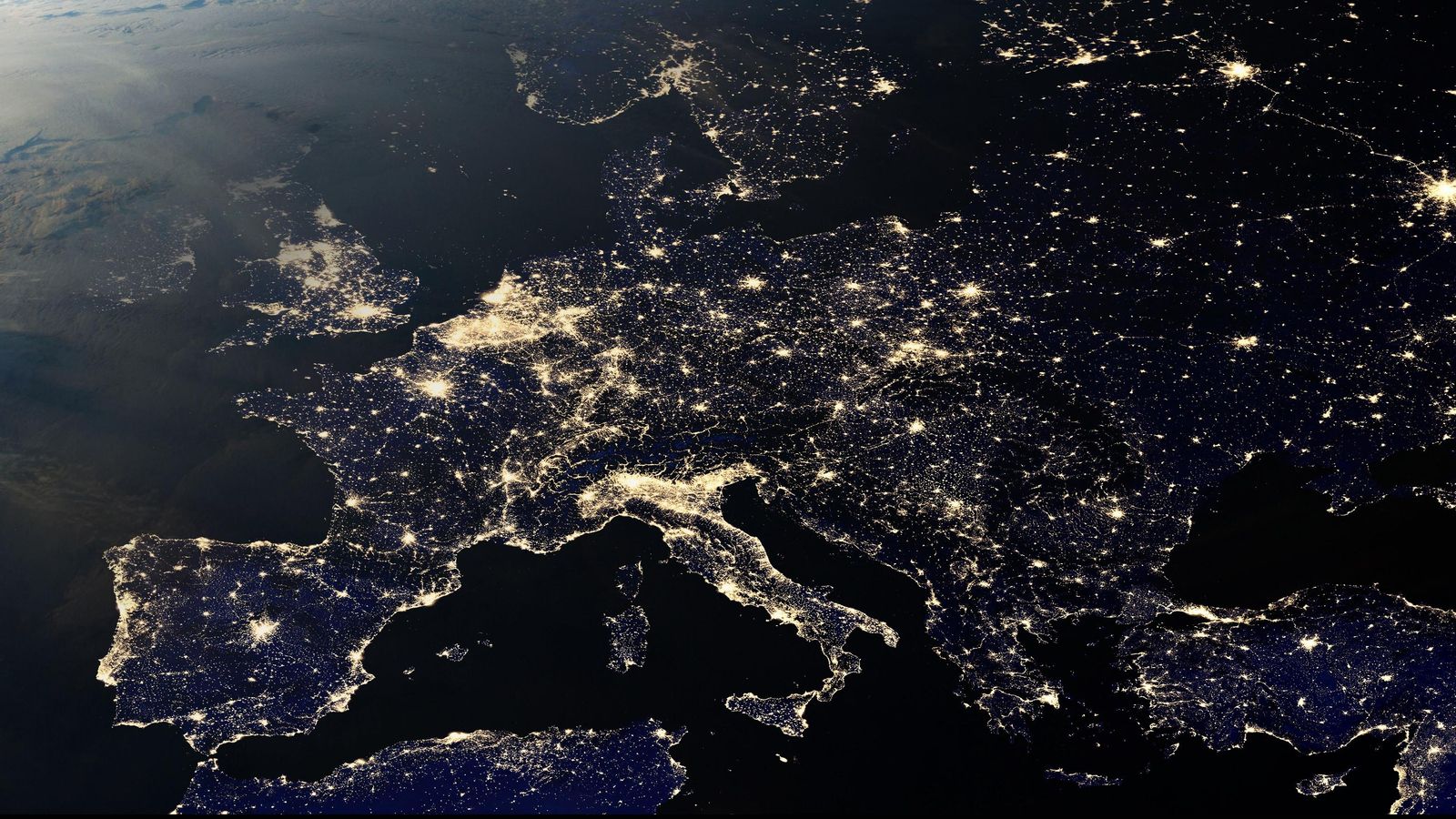 Imatge noctura del continent des de l'espai