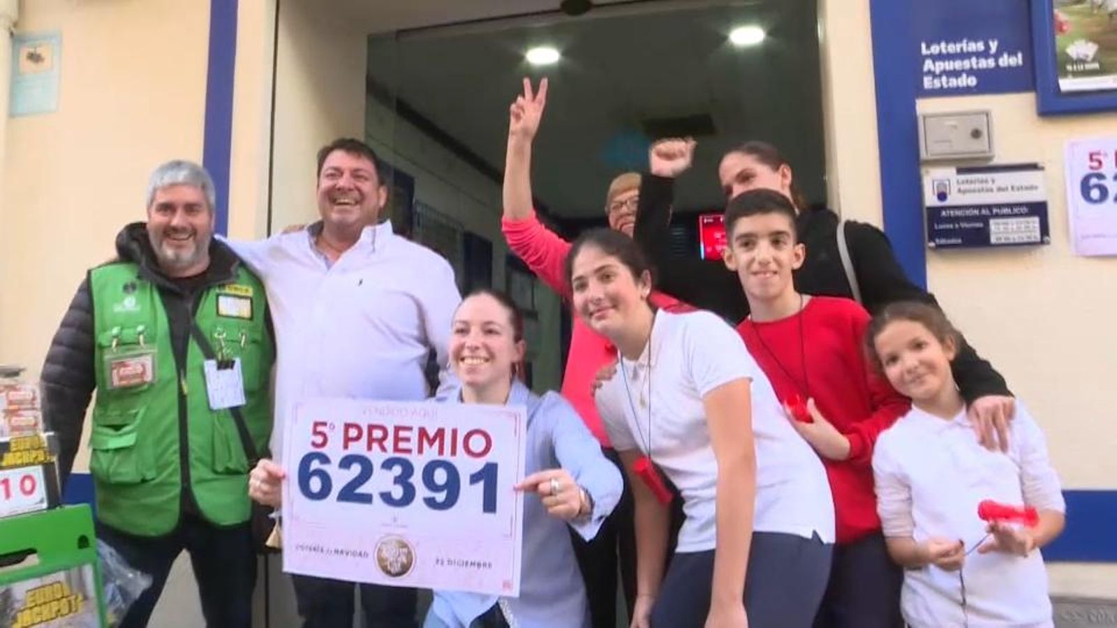 Fotografia dels afortunats del quint premi de la loteria