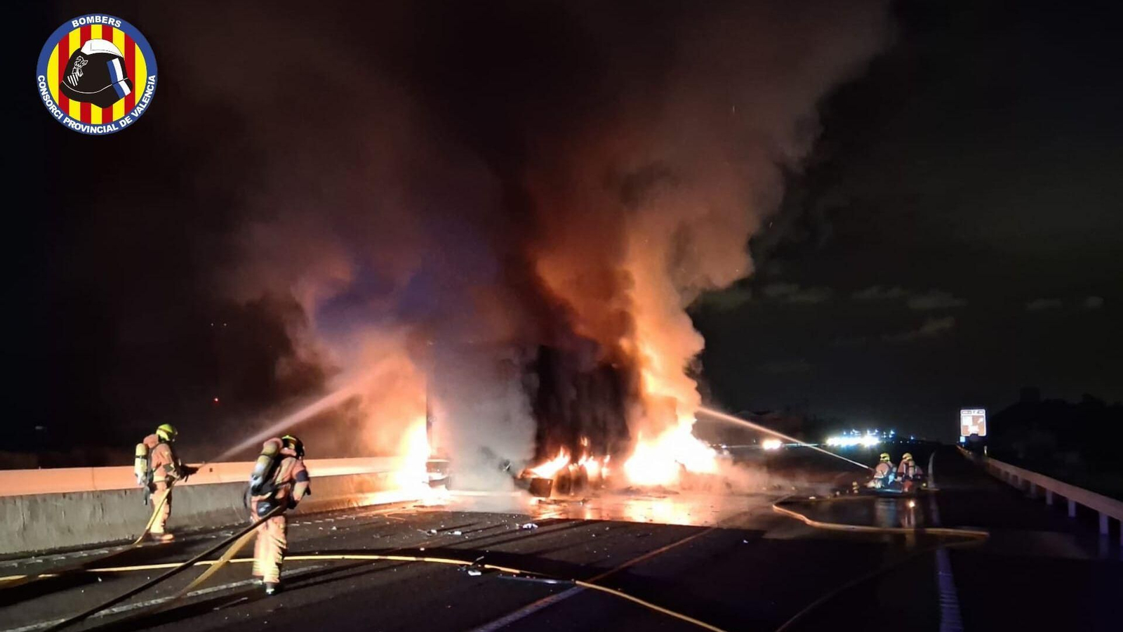 El bombers tracten d'apagar el camió accidentat en l'A-7, a l'altura de Puçol