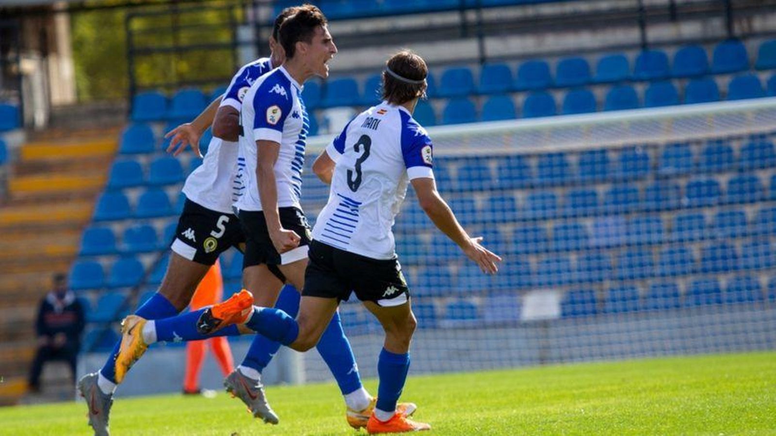 Els jugadors de l'Hércules celebren un gol en el partit contra el Penya Esportiva