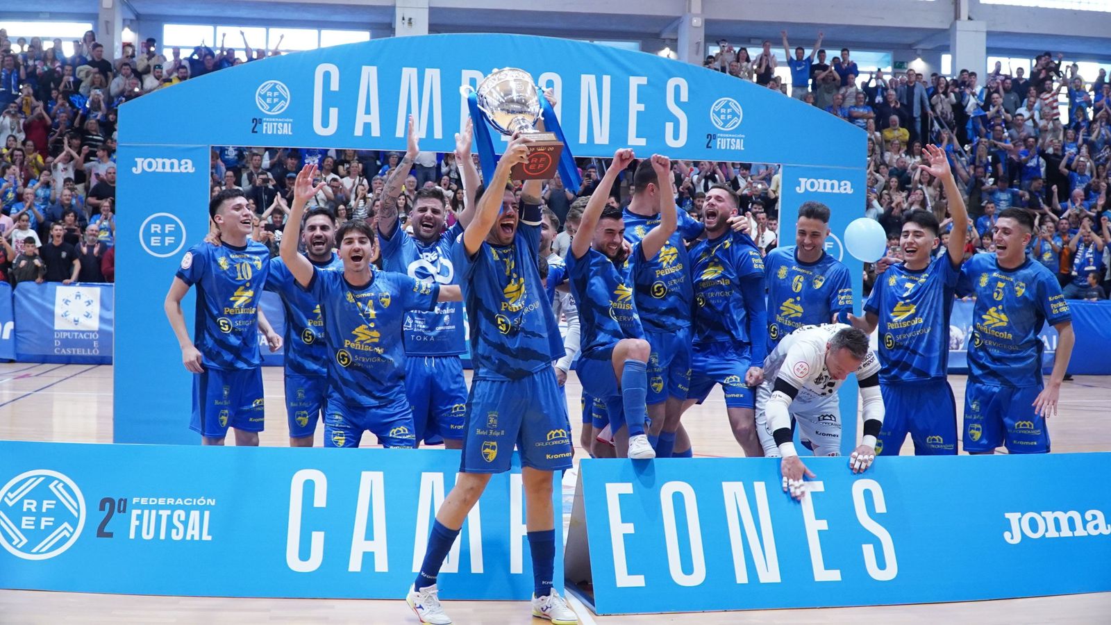 Els jugadors del Peníscola alcen la copa de campions