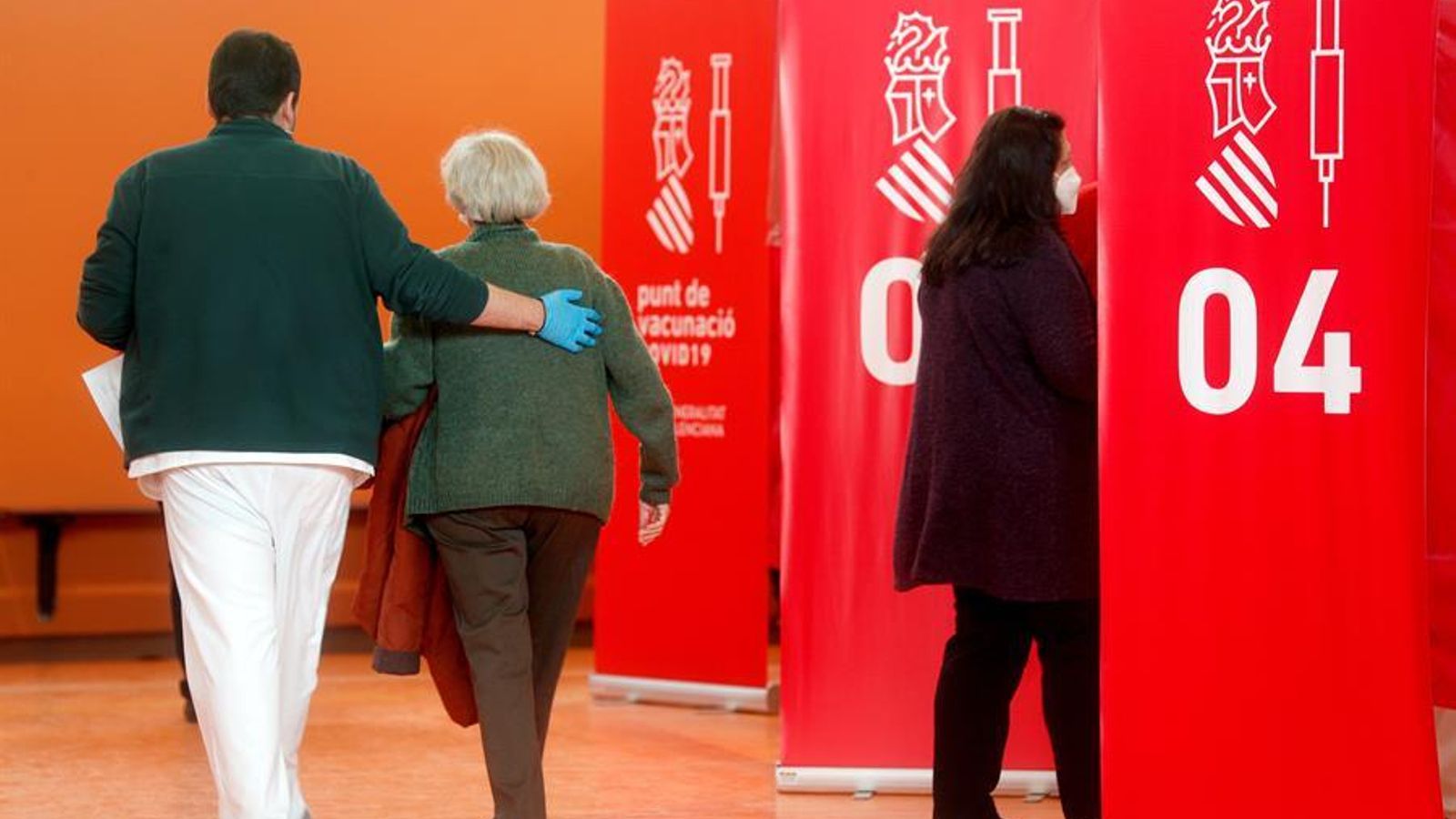 Diverses persones es vacunen en el centre habilitat en el poliesportiu de Paterna, aquest dimecres