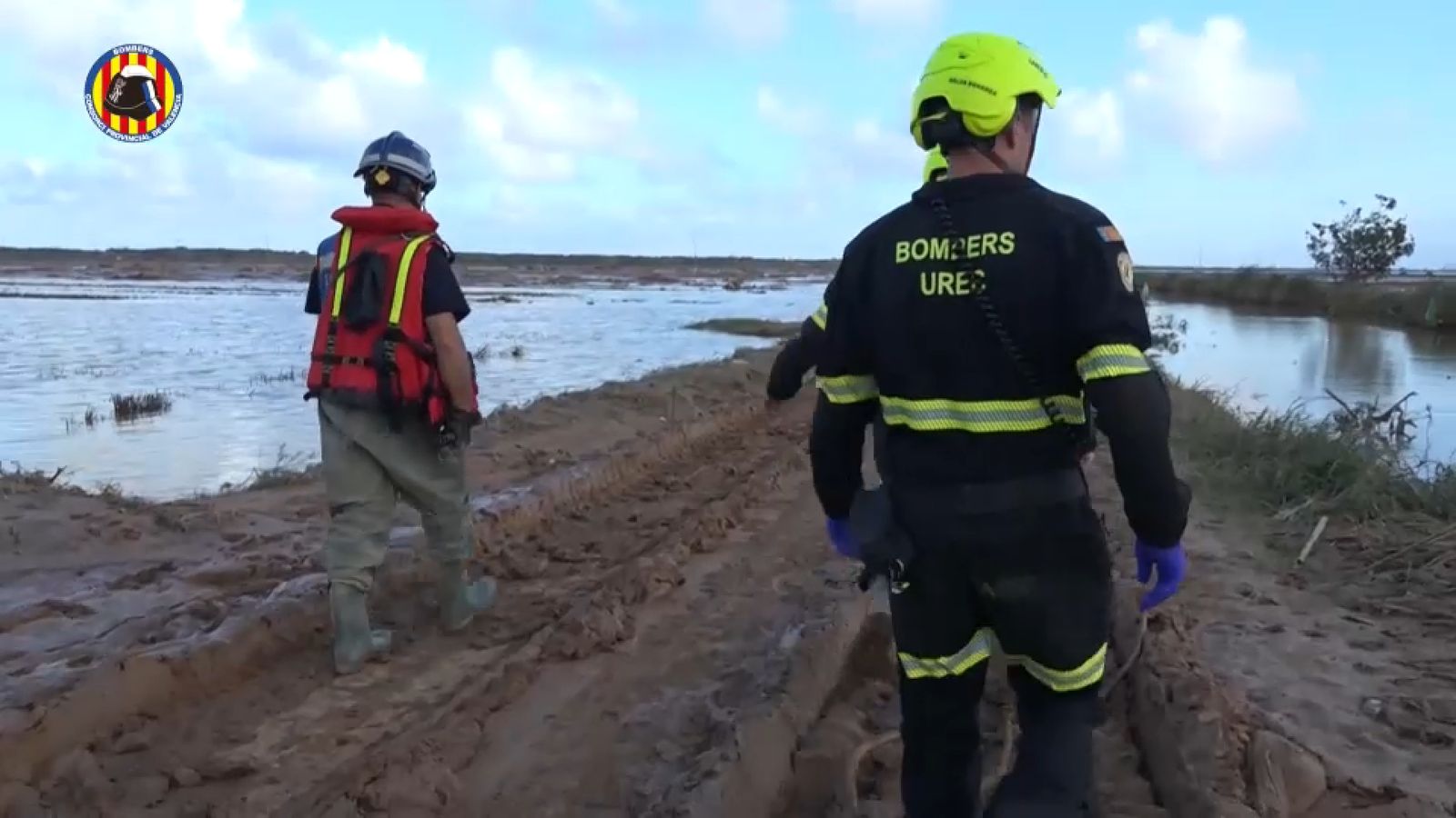 En imatge, bombers despletats durant la dana