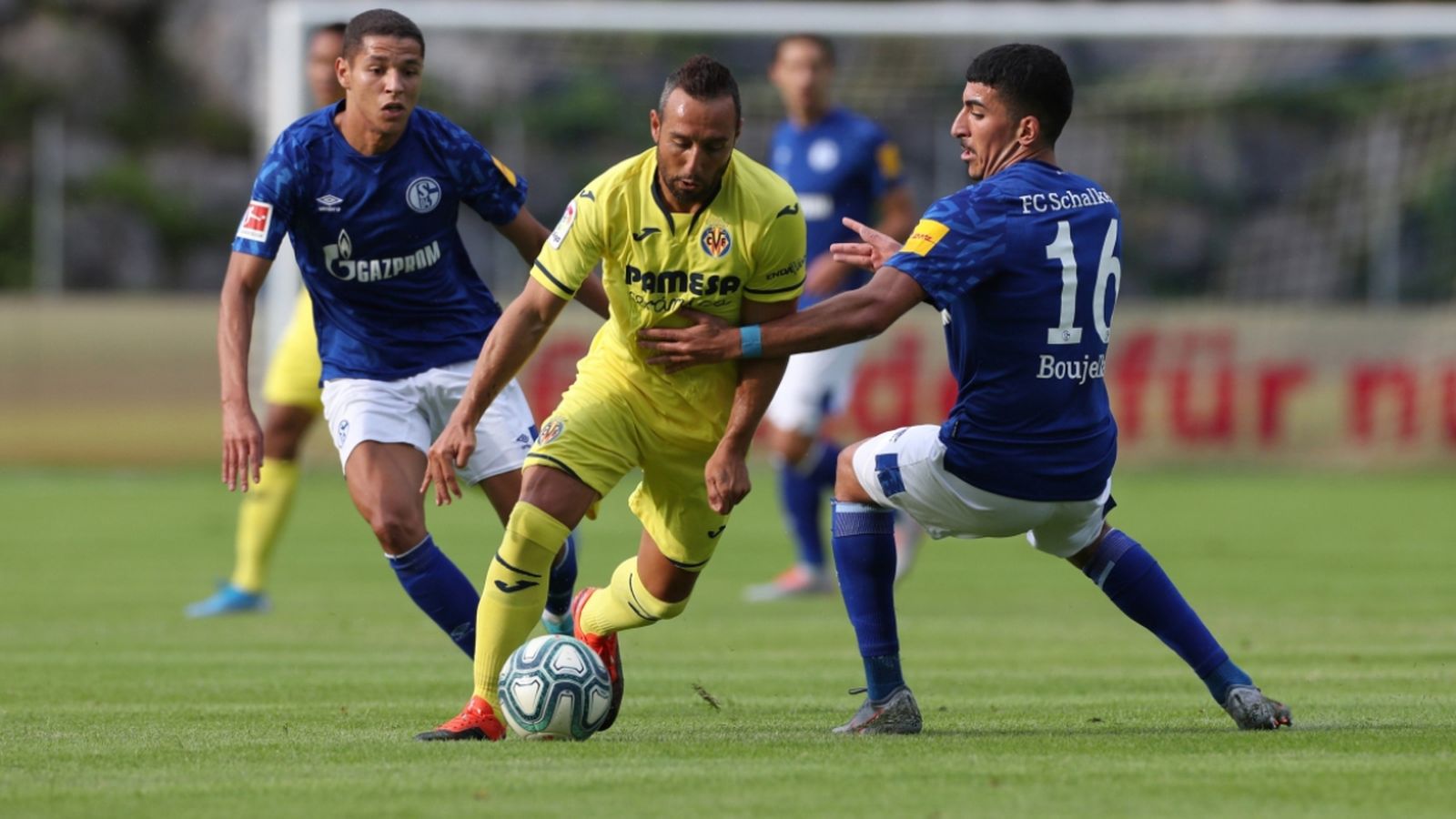 Santi Cazorla se'n va de dos jugadors del Schalke