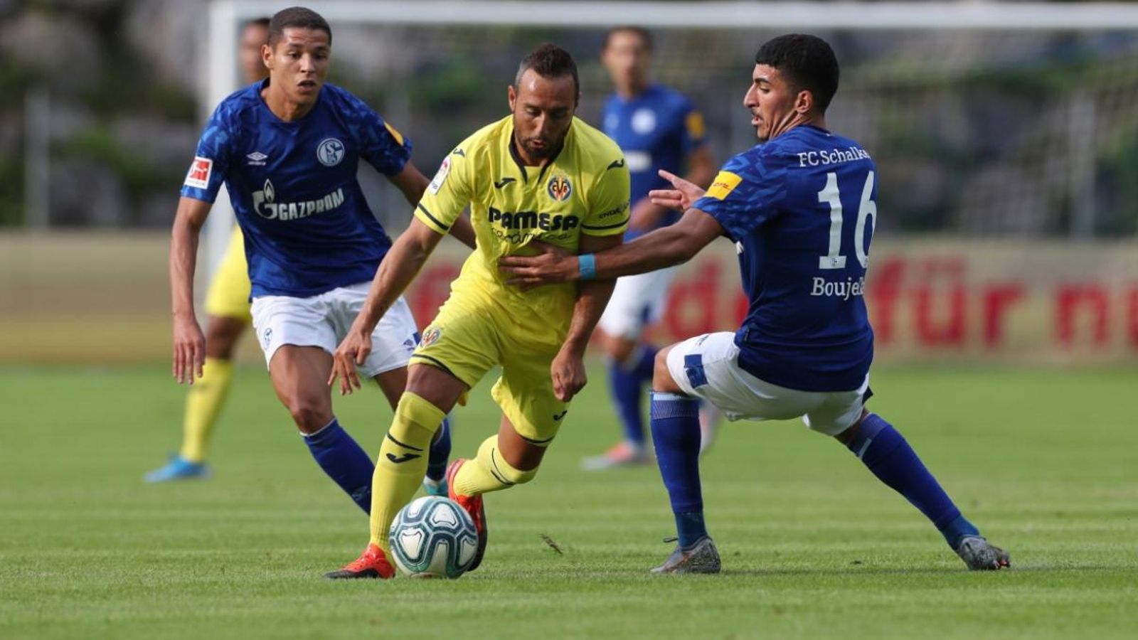 Santi Cazorla se'n va de dos jugadors del Schalke