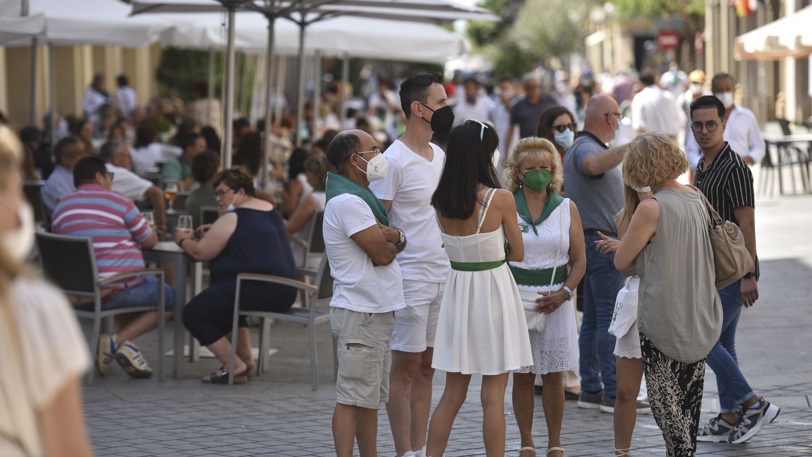 Un grup de persones en San Lorenzo, Osca, en una imatge d'aquest agost