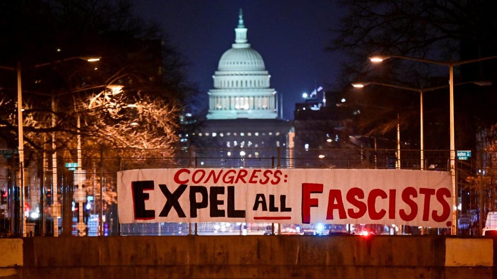 Una pancarta que diu "Congrés: expulsar a tots els feixistes" a la vista del Capitoli en el primer dia del juí contra Trump a Washington