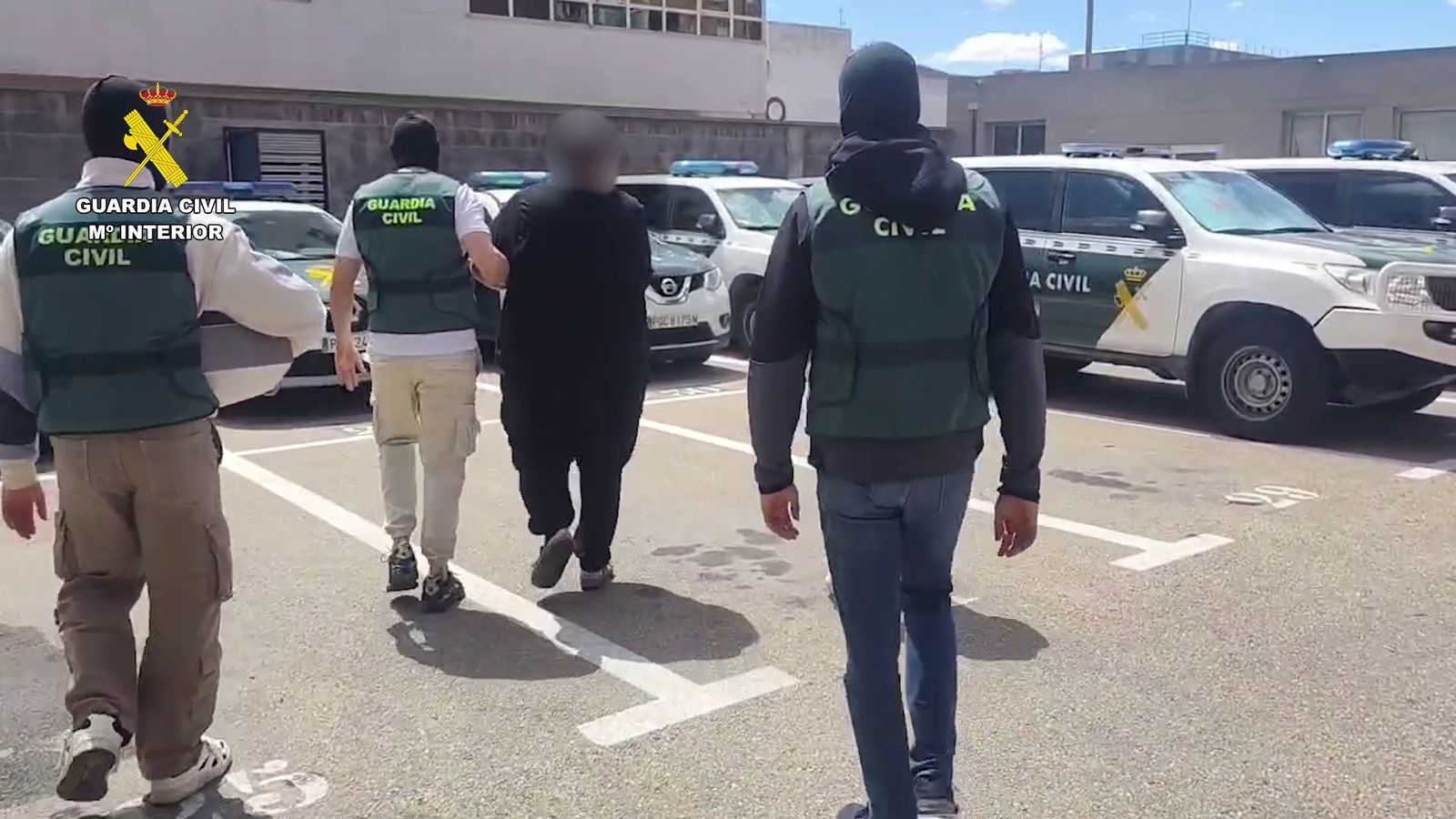 La Guàrdia Civil escorta un dels detinguts en el marc de l'operació