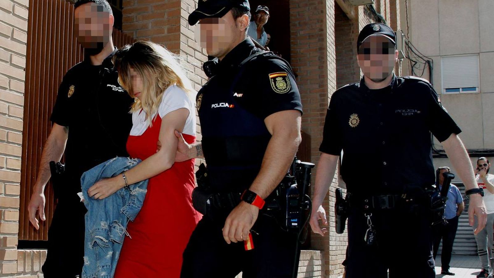 Imatge del pas a disposició judicial de la detinguda per la mort el fill de la parella, a Elda