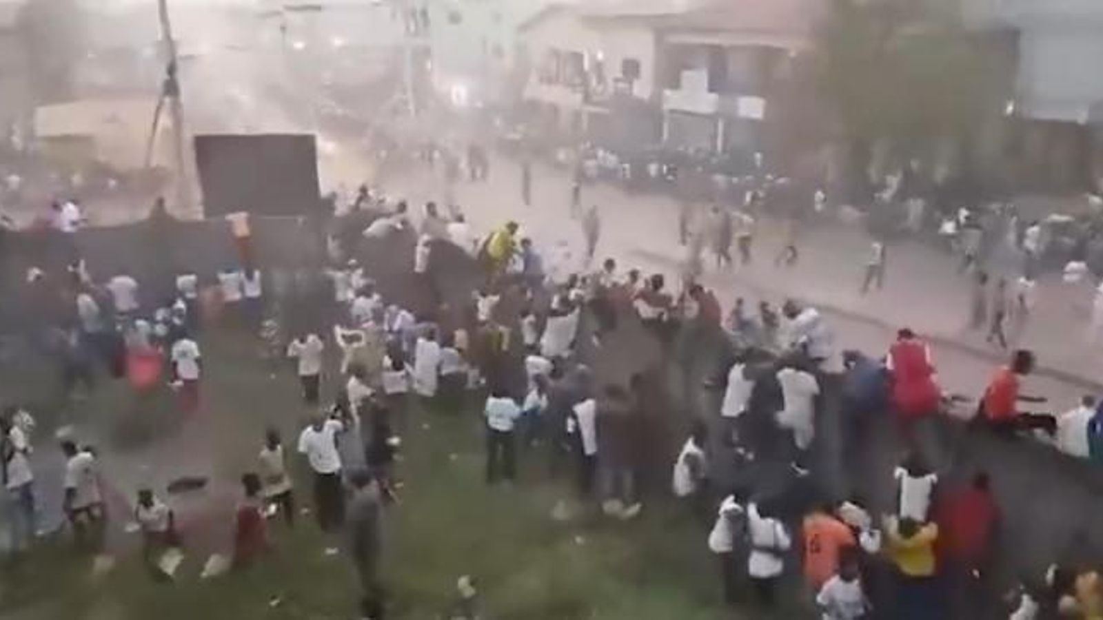 Els disturbis es van originar després d'una decisió arbitral que va ser protestada violentament pels assistents al partit