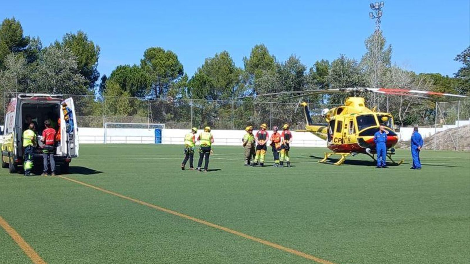 La dona ha sigut transferida a l’ambulància en el camp de futbol de Bocairent