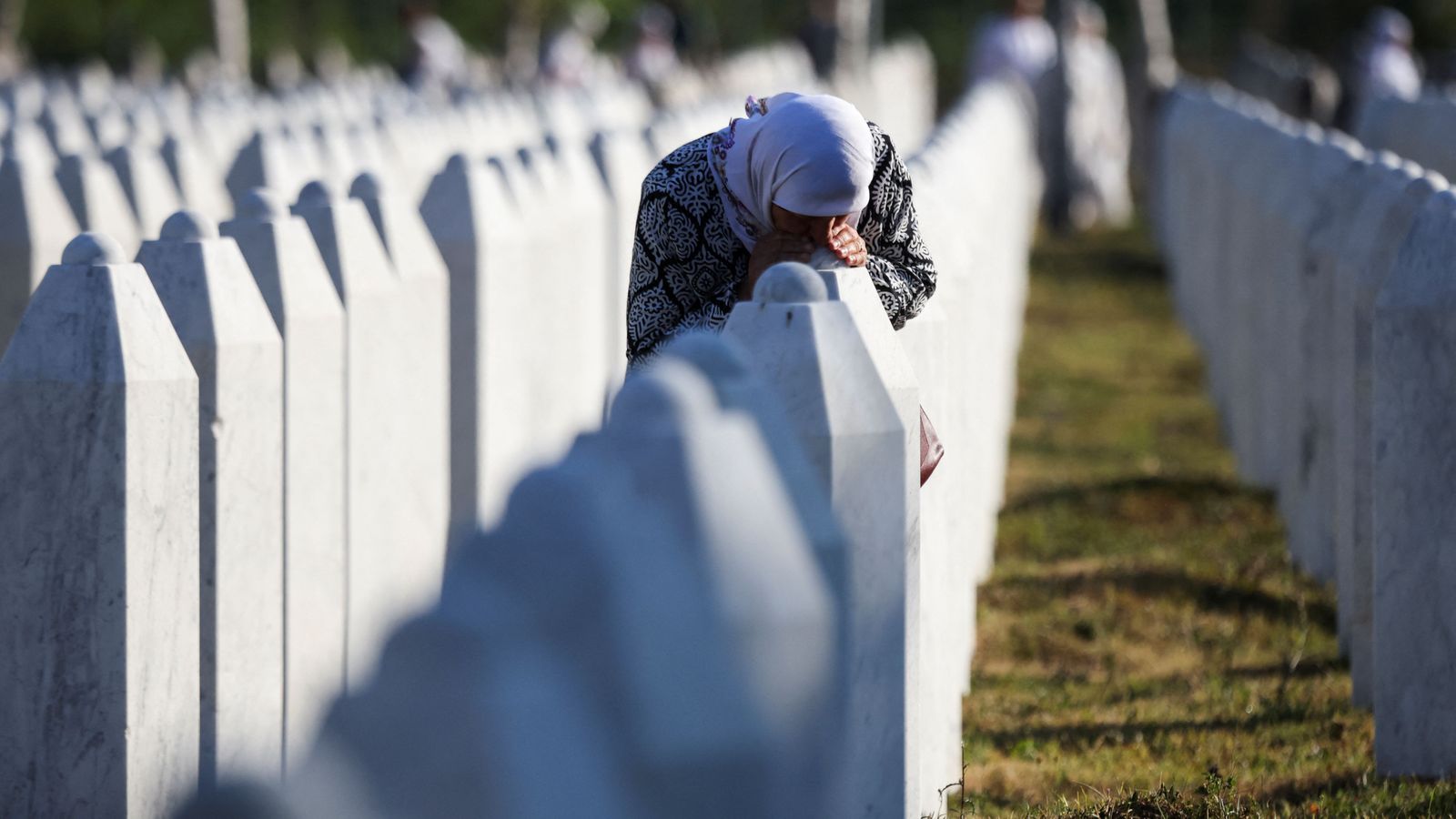 Una dona bosniana plora davant d'una de les tombes del memorial contra el genocidi