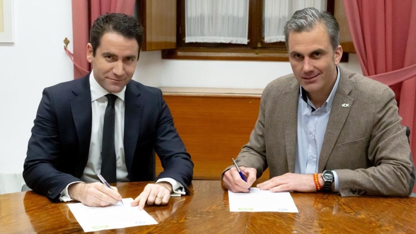 El secretari general del PP, Teodoro García Egea, i el secretari general de Vox, Javier Ortega Smith