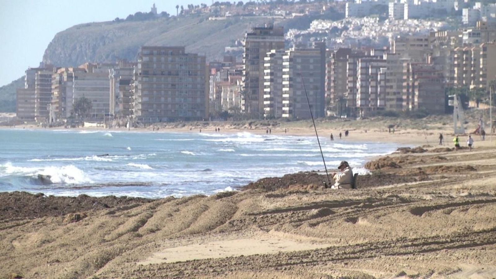 El temporal ha endarrerit les tasques de condicionament de les platges per a Setmana Santa