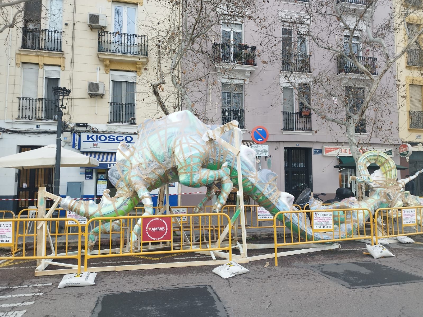 Els primers monuments de la falla Exposició Micer-Mascó arriben al carrer