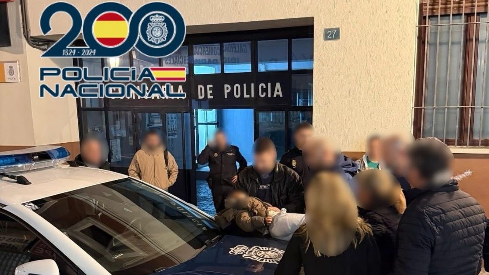 Els policies van col·locar el xiquet sobre el capó d’un vehicle policial estacionat i el van ajudar