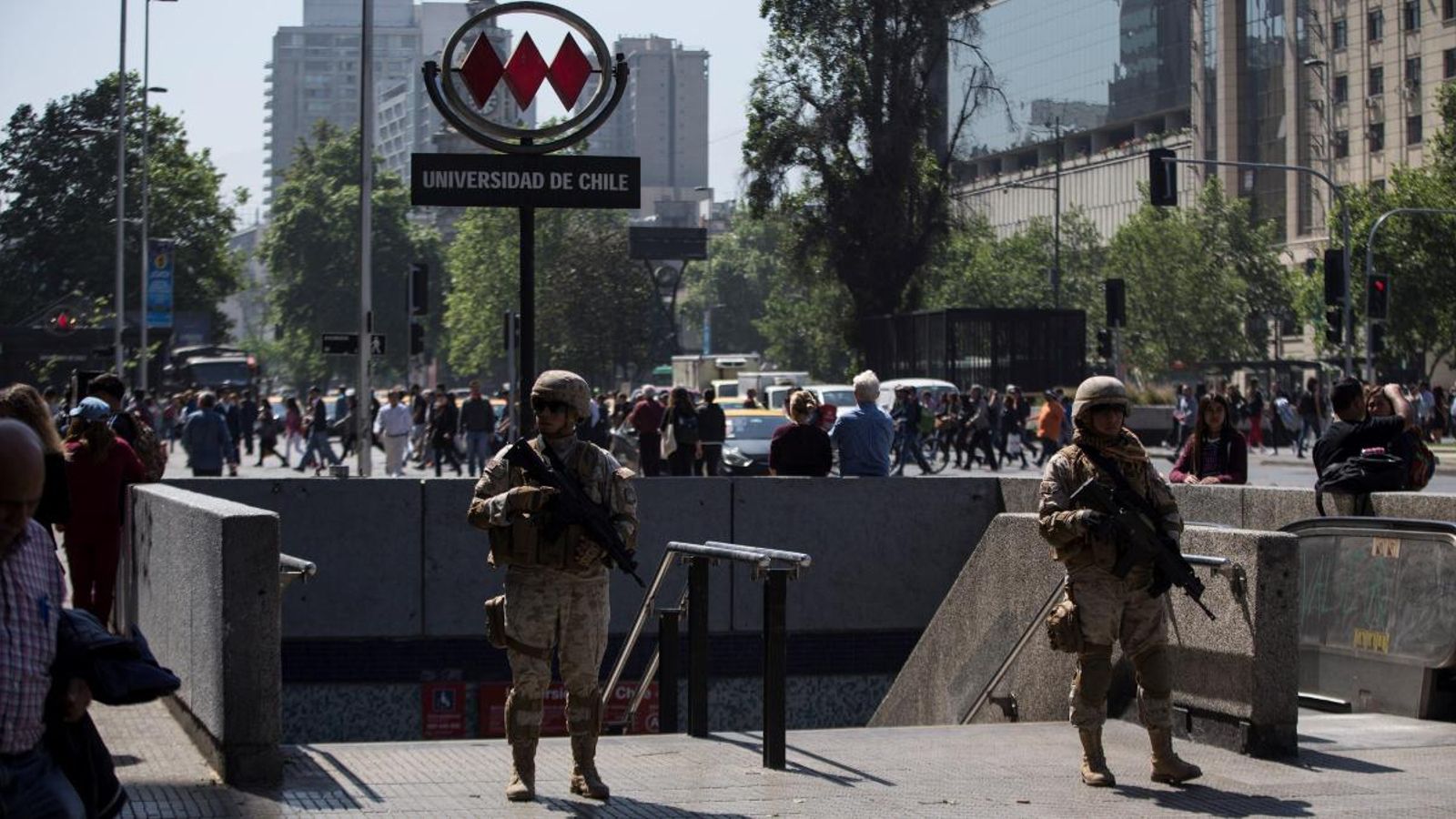 Militars custodien l'entrada d'una estació de metro a Santiago (Xile)